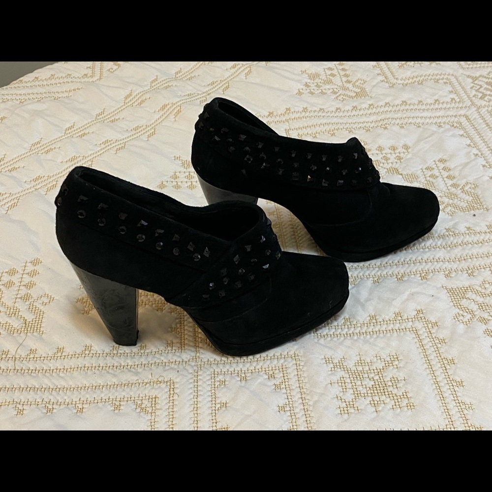 Black suede Kenneth Cole reaction boots. Black jet heading around the ankle